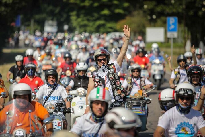 this is what a parade of 10 000 vespas look like