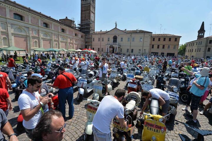 this is what a parade of 10 000 vespas look like