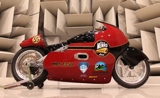 indian motorcycle and lee munro attempting to reach 200 mph at 2018 bonneville speed