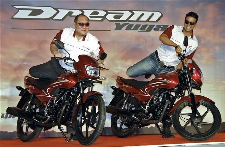 Keita Muramatsu (L), president of Honda's India unit, and Bollywood actor Akshay Kumar mount on newly launched 110cc Dream Yuga motorbikes in Gurgaon on the outskirts of New Delhi May 15, 2012. Honda Motor Co expects India to contribute 30 percent of the Japanese automaker's global motorcycle revenues by 2020, Keita Muramatsu said, as it […]
