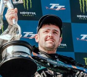 迈克尔·邓洛普举起Supersport TT冠军的奖杯,他25 th TT的胜利。图片由马恩岛TT比赛。