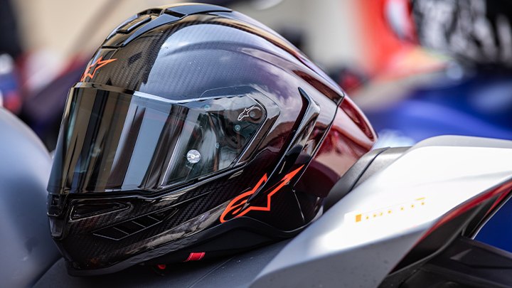 MO Tested: Alpinestars Supertech R10 Helmet Review | Motorcycle.com