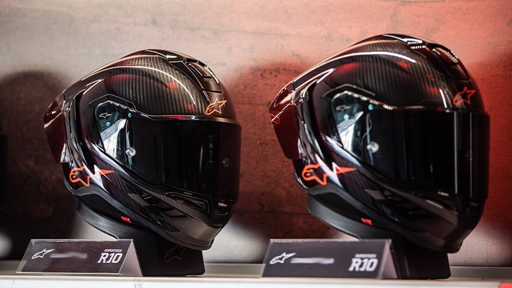 MO Tested: Alpinestars Supertech R10 Helmet Review | Motorcycle.com