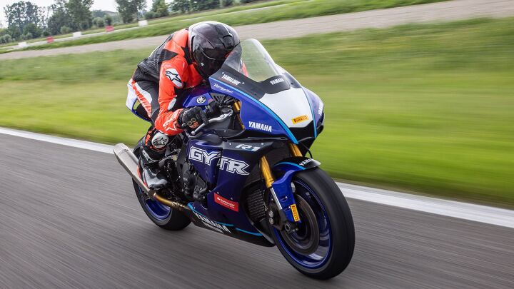 MO Tested: Alpinestars Supertech R10 Helmet Review | Motorcycle.com