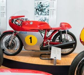 博物馆的宝石之一,是这500 cc 3-cylinder Agostini骑1972年世界冠军。这个500 cc的四冲程三6速度和DOHC由齿轮驱动的。最大力量是78.9 hp 12800 rpm。味道立即成功在1966年前上和维护方法即使在前世界冠军,当阿尔贝托帕加尼自行车的最后赢得1973年。在之间,它赢得了6个世界冠军,7个意大利冠军,62年大奖赛,积累了147的胜利。