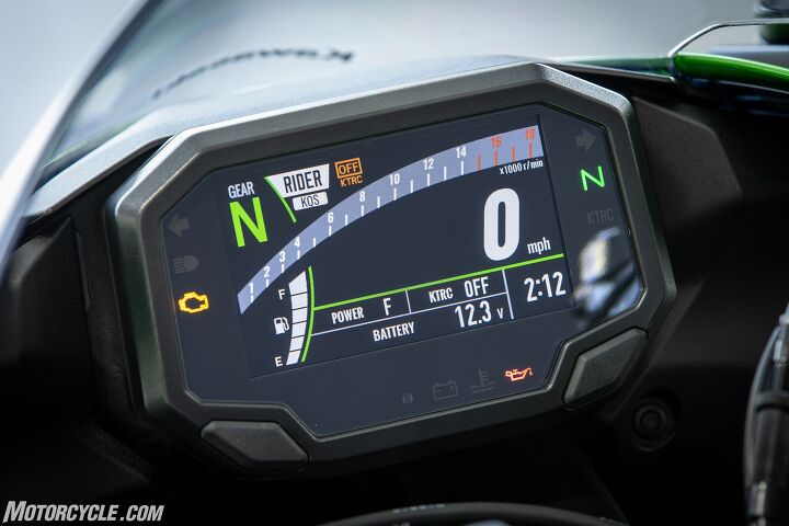 In keeping with the Ninja continuity, the ZX-6R also gets a TFT display. Note the “Rider” mode in the top left. This allows the user to set power levels and traction control levels independently of each other.