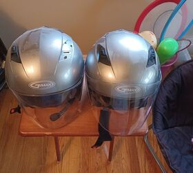 2007 honda goldwing gl1800 audio with lehman monarch trike kit, Front view of helmets