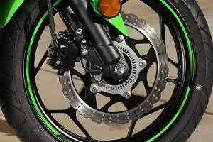 By now you should be used to Kawasaki’s signature wavy brake discs, the 300 uses only one in front, measuring 290mm. It can be equipped with an optional new ABS system from Nissin, claimed to be the smallest and lightest unit currently in production.