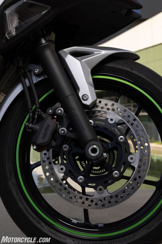 For all the tech on the Ninja 7, the brakes and suspension are very much low-tech. You’ve got axial calipers, rubber lines, 300mm discs, and a standard fork up front.