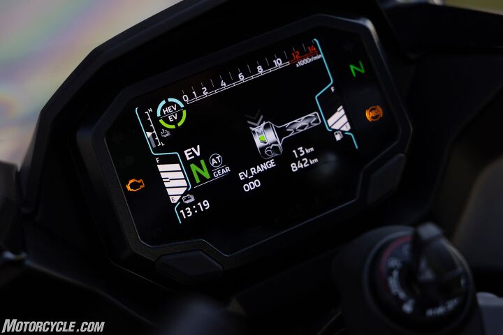 Things look mostly the same in EV mode, with one difference being the automatic gear selection, as noted by the AT symbol beside the gear indicator. If the AT symbol isn’t present, then the bike defaults to manual shift. 