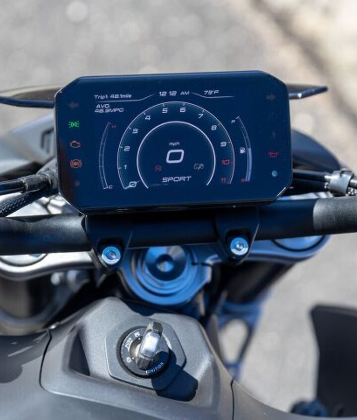 Clear and elegant, the TFT display on the 800NK is a lot nicer to look at than the industrial motif on its KTM counterpart. I think this one looks better by a long shot. Also, the screen layout changes depending on what mode you’re in.