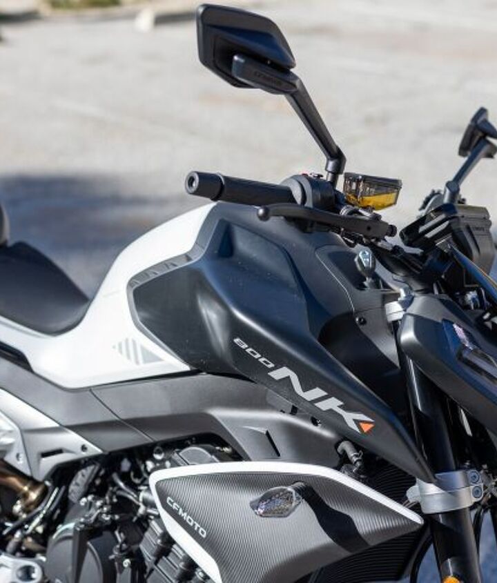 You don’t see any unsightly wires or cables poking out, and certainly no mismatched and uneven panel gaps on the 800NK.