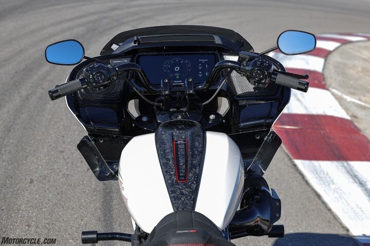 Office views from the cockpit of the Road Glide are centered on the huge TFT display in the middle that tells you everything you want to know. Notice the adjustable air vane above it and beneath the windscreen. Adjusting it makes a noticeable impact on how the incoming air flows around your head and body. With all the buttons on the bars, it’s a shame none of them control that.