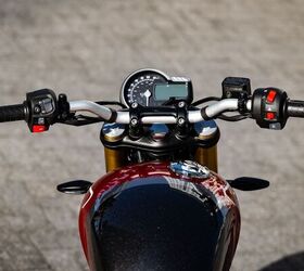 The Speed 400 gets bar-end mirrors in contrast to the standard setup on the Scrambler 400 X.
