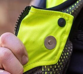 The system is activated by a magnetic closure at the top. For this gen 2 Hi Viz version, the magnetic tab can be snapped back to ensure the system doesn’t arm itself while on a hanger or in storage elsewhere – a feature not found on the Alpinestars systems or the first gen Smart Jackets.