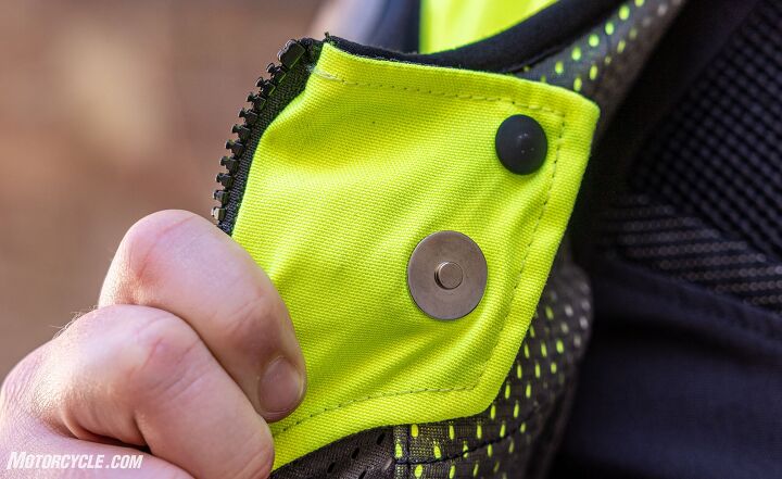 The system is activated by a magnetic closure at the top. For this gen 2 Hi Viz version, the magnetic tab can be snapped back to ensure the system doesn’t arm itself while on a hanger or in storage elsewhere – a feature not found on the Alpinestars systems or the first gen Smart Jackets.