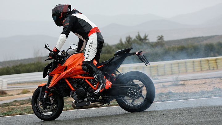 2024 KTM 1390 Super Duke R EVO Review – First Ride | Motorcycle.com