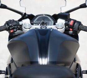 A more relaxed riding position compared to traditional sportbikes is a defining trait of the sportybike class. The Daytona skews a little more on the sporty side, with its bars placed only a little bit higher than the triple clamp.