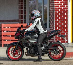 Being able to completely flat-foot a motorcycle as a short and smaller rider is a rare luxury. The Z500 is a very approachable motorcycle thanks to its short seat height, narrowness, and lightweight.