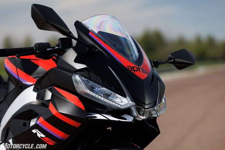 The signature headlight design mimics that seen on the RSV4 and RS660, but what’s harder to see is the ducting underneath the headlight that helps direct hot air down and around the rider.
