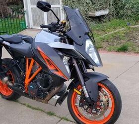 like new 2016 ktm super duke 1290 gt with only 4397 miles on it and up