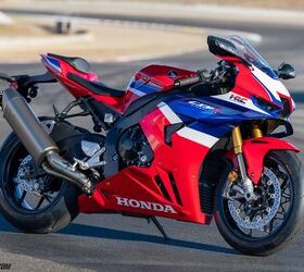 Sweet baby Jesus, that's a fine looking piece of machinery! Honda’s top tier offerings are masterclasses in exceptional build quality and the 'Blade is putting on a demonstration with its luxurious finishing.