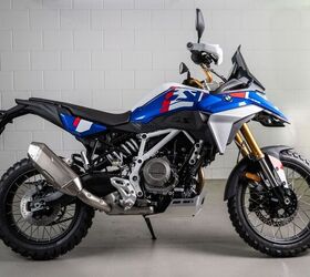 The new BMW F 450 GS comes with a two-piece seat (33.3-inch) as standard. The low black rider's seat (32.7 inches) and the high Rallye seat in Black/White/Red (34.0 inches) are available as accessories.