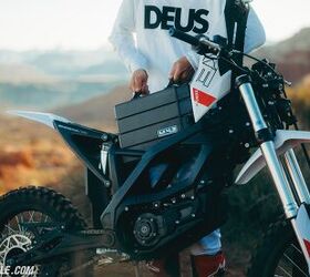 Range anxiety is a persistent concern with electric vehicles, and Zero’s answer to that with the XB and XE is hot swappable batteries. They’re an additional cost, but an option nonetheless. Or you can remove the battery and charge at your destination.