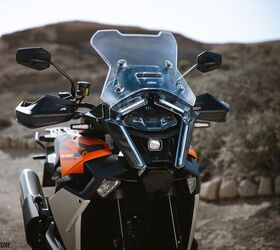 KTM’s in-house design studio, Kiska, loves its angular arrangements, but from a functional perspective, there’s a lot going on with the Super Duke R-inspired LED headlight. The latest lamp is said to be visible from the side, increasing visibility. Also, clock the standard cornering headlights.