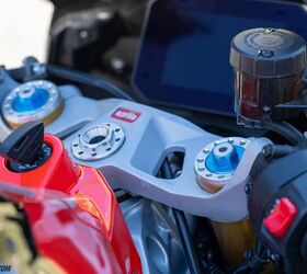 Now that’s a set of suspenders worthy of the Factory namesake. The machined topcaps and blue anodized preload adjusters are Öhlins hallmarks.