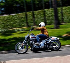 With a 30-inch inseam, I had no trouble flat footing while on the Super Glide.