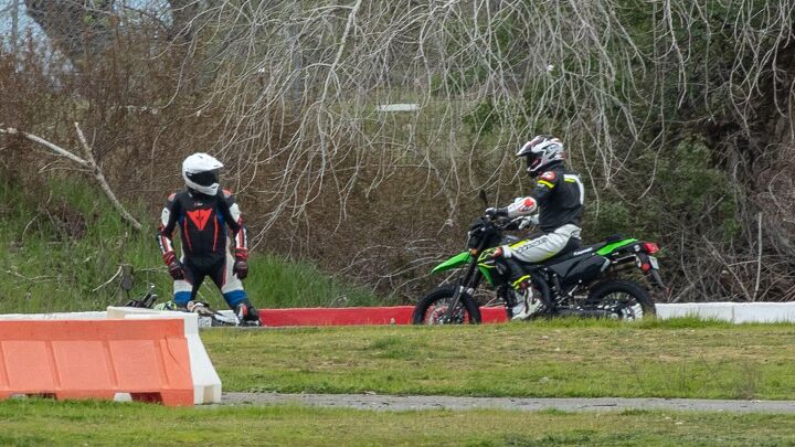 Коли Кевін Вінг надав матеріали з презентації Kawasaki KLX300 SM, в електронному листі було речення: «Що це ти шукаєш свій мотоцикл…» Я був впевнений, що він пропустив мою невелику розминку. Ні.