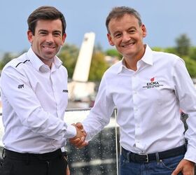 Заступник головного виконавчого директора MotoGP Карлос Еспелета та генеральний менеджер EICMA Федеріко Аліверті на презентації «Легенди швидкості» в Мізано.